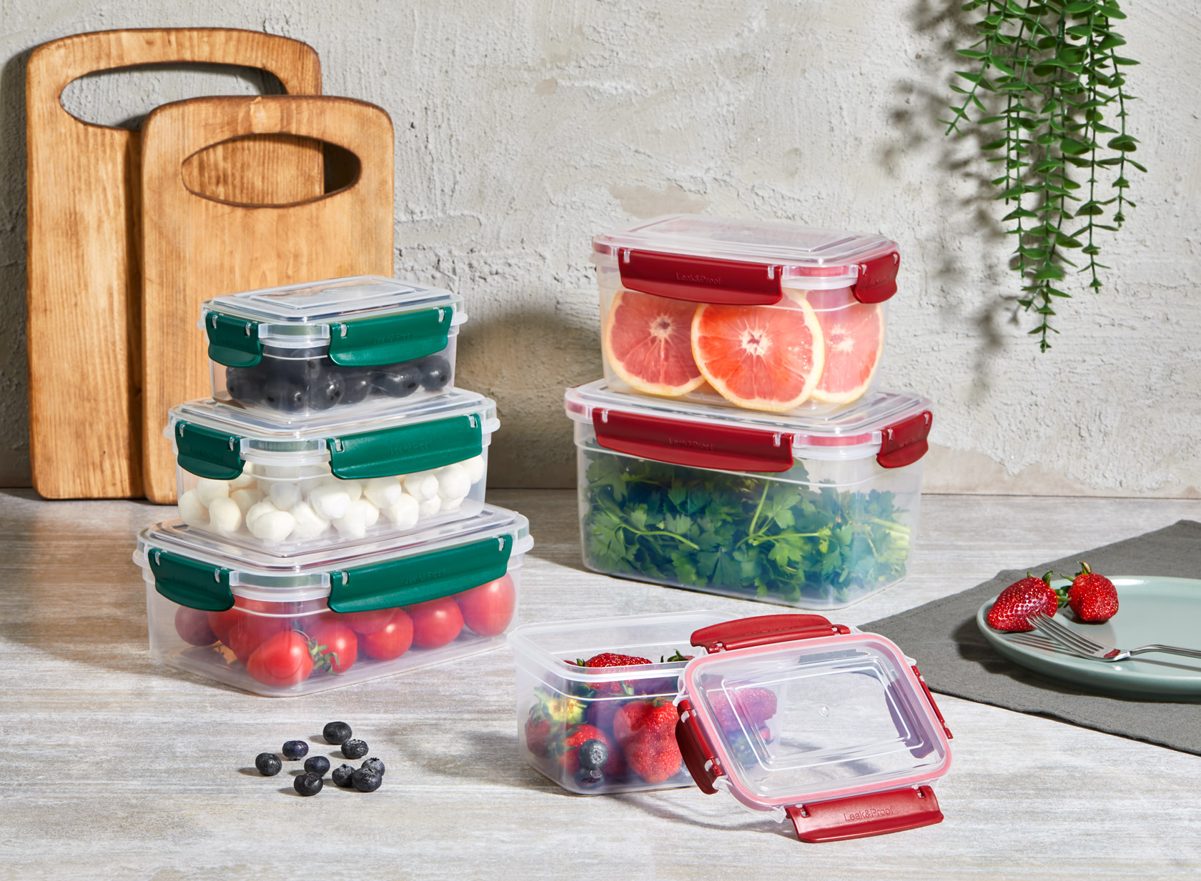 Keeping your kitchen organized and your food safely stored has never been easier! Our plastic storage containers, with their ergonomic design and leak-proof locking lids, will be your biggest helper in the kitchen.